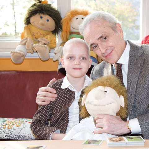 José Carreras besucht regelmäßig betroffene Patienten und Familien, um ihnen mit seinem Beispiel Mut zu geben.